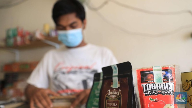 Danil penjaga toko tembakau melinting rokok tembakau di ruko kawasan Ciputat, Tangerang Selatan, Jumat, 24/9. Penjualan rokok linting kini semakin diminati masyarakat, tidak hanya kalangan tua, tetapi juga oleh anak muda. Geliat rokok linting atau linting dewe (tingwe) yang dulunya dianggap lama, sekarang dapat bersaing dengan eksistensi rokok elektrik (vape). Danil mengatakan usaha menjual tembakau ini mulai sejak 2017 di Depok. 