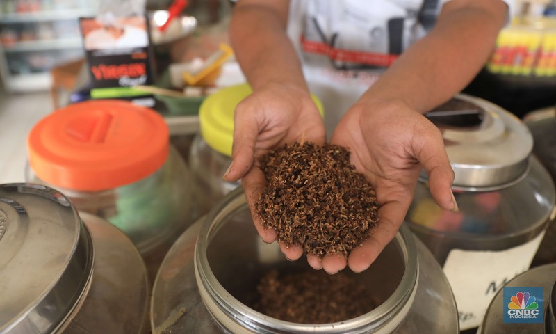 Rokok linting atau linting dewe (tingwe). Danil penjaga toko tembakau melinting rokok tembakau di ruko kawasan Ciputat, Tangerang Selatan, Jumat, 24/9. Penjualan rokok linting kini semakin diminati masyarakat, tidak hanya kalangan tua, tetapi juga oleh anak muda. Geliat rokok linting atau linting dewe (tingwe) yang dulunya dianggap lama, sekarang dapat bersaing dengan eksistensi rokok elektrik (vape). Danil mengatakan usaha menjual tembakau ini mulai sejak 2017 di Depok.