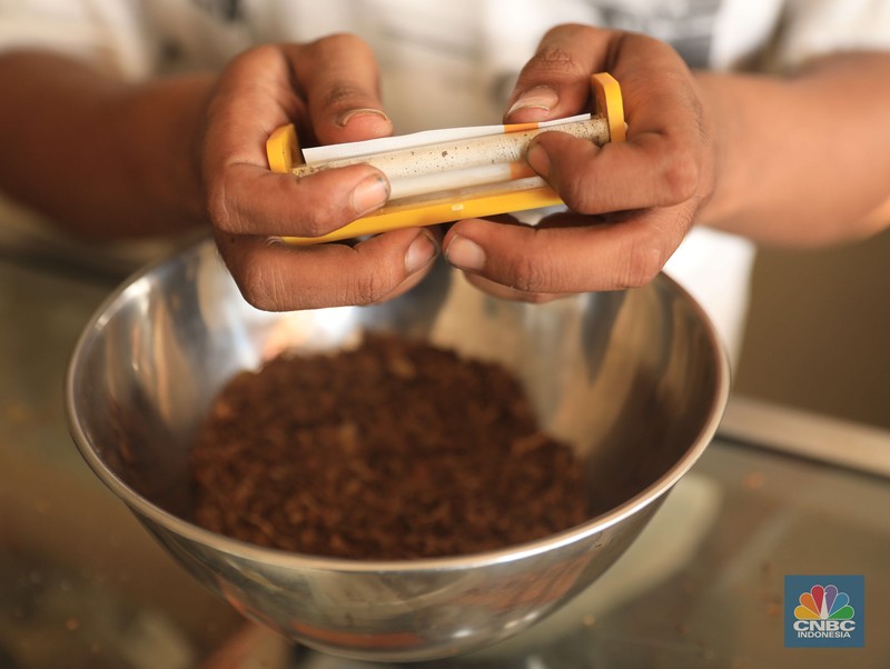 Rokok linting atau linting dewe (tingwe). Danil penjaga toko tembakau melinting rokok tembakau di ruko kawasan Ciputat, Tangerang Selatan, Jumat, 24/9. Penjualan rokok linting kini semakin diminati masyarakat, tidak hanya kalangan tua, tetapi juga oleh anak muda. Geliat rokok linting atau linting dewe (tingwe) yang dulunya dianggap lama, sekarang dapat bersaing dengan eksistensi rokok elektrik (vape). Danil mengatakan usaha menjual tembakau ini mulai sejak 2017 di Depok.