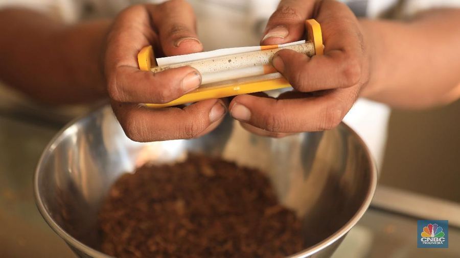 Danil penjaga toko tembakau melinting rokok tembakau di ruko kawasan Ciputat, Tangerang Selatan, Jumat, 24/9. Penjualan rokok linting kini semakin diminati masyarakat, tidak hanya kalangan tua, tetapi juga oleh anak muda. Geliat rokok linting atau linting dewe (tingwe) yang dulunya dianggap lama, sekarang dapat bersaing dengan eksistensi rokok elektrik (vape). Danil mengatakan usaha menjual tembakau ini mulai sejak 2017 di Depok. 