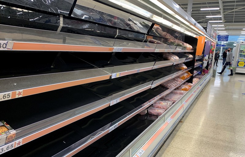 Seorang pembeli berdiri di depan rak kosong di lorong daging sebuah supermarket A shopper stands in front of empty shelves in the meat aisle of a supermarket in Liverpool, Britain, September 20, 2021. REUTERS/Phil Noble
