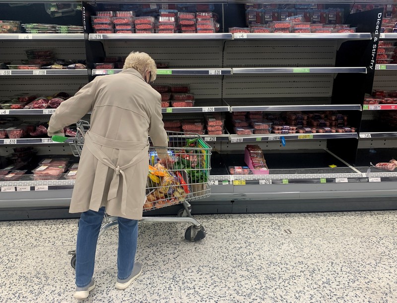 Seorang pembeli berdiri di depan rak kosong di lorong daging sebuah supermarket A shopper stands in front of empty shelves in the meat aisle of a supermarket in Liverpool, Britain, September 20, 2021. REUTERS/Phil Noble