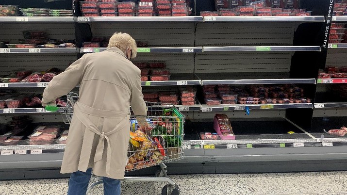 Seorang pembeli berdiri di depan rak kosong di lorong daging sebuah supermarket A shopper stands in front of empty shelves in the meat aisle of a supermarket in Liverpool, Britain, September 20, 2021. REUTERS/Phil Noble