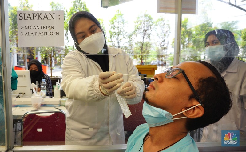 Calon penumpang kereta api melakukan pengambilan sempel rapid test antigen di Stasiun Pasar Senen, Jakarta, Jumat (24/9/2021). PT Kereta Api Indonesia (Persero) menerapkan tarif baru untuk layanan rapid test antigen di seluruh stasiun yang memiliki layanan antigen dari sebelumnya Rp 85.000 menjadi Rp 45.000 untuk setiap pemeriksaan. Tarif baru ini berlaku mulai hari ini 24 September 2021. Dengan berlakunya kebijakan tersebut juga diterapkan untuk area Daop 1 Jakarta. Adapun Stasiun yang memiliki layanan antigen seperti Gambir, Pasar Senen, Bekasi, Cikampek dan Karawang akan mulai menerapkan layanan Antigen dengan tarif 45 ribu mulai esok hari. (CNBC Indonesia/ Tri Susilo)