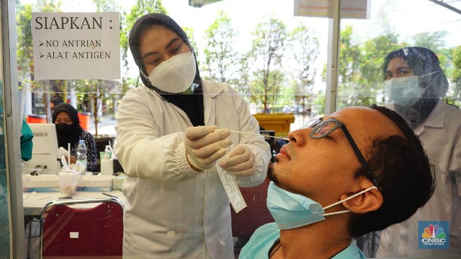 Calon penumpang kereta api melakukan pengambilan sempel rapid test antigen di Stasiun Pasar Senen, Jakarta, Jumat (24/9/2021). PT Kereta Api Indonesia (Persero) menerapkan tarif baru untuk layanan rapid test antigen di seluruh stasiun yang memiliki layanan antigen dari sebelumnya Rp 85.000 menjadi Rp 45.000 untuk setiap pemeriksaan. Tarif baru ini berlaku mulai hari ini 24 September 2021. Dengan berlakunya kebijakan tersebut juga diterapkan untuk area Daop 1 Jakarta. Adapun Stasiun yang memiliki layanan antigen seperti Gambir, Pasar Senen, Bekasi, Cikampek dan Karawang akan mulai menerapkan layanan Antigen dengan tarif 45 ribu mulai esok hari. (CNBC Indonesia/ Tri Susilo)