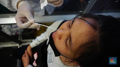 Swab Antigen Penumpang Kereta Api Jarak Jauh Calon penumpang kereta api melakukan pengambilan sempel rapid test antigen di Stasiun Pasar Senen, Jakarta, Jumat (24/9/2021). PT Kereta Api Indonesia (Persero) menerapkan tarif baru untuk layanan rapid test antigen di seluruh stasiun yang memiliki layanan antigen dari sebelumnya Rp 85.000 menjadi Rp 45.000 untuk setiap pemeriksaan. Tarif baru ini berlaku mulai hari ini 24 September 2021. Dengan berlakunya kebijakan tersebut juga diterapkan untuk area Daop 1 Jakarta. Adapun Stasiun yang memiliki layanan antigen seperti Gambir, Pasar Senen, Bekasi, Cikampek dan Karawang akan mulai menerapkan layanan Antigen dengan tarif 45 ribu mulai esok hari. (CNBC Indonesia/ Tri Susilo)