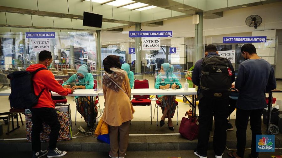 Calon penumpang kereta api melakukan pengambilan sempel rapid test antigen di Stasiun Pasar Senen, Jakarta, Jumat (24/9/2021). PT Kereta Api Indonesia (Persero) menerapkan tarif baru untuk layanan rapid test antigen di seluruh stasiun yang memiliki layanan antigen dari sebelumnya Rp 85.000 menjadi Rp 45.000 untuk setiap pemeriksaan. Tarif baru ini berlaku mulai hari ini 24 September 2021. Dengan berlakunya kebijakan tersebut juga diterapkan untuk area Daop 1 Jakarta. Adapun Stasiun yang memiliki layanan antigen seperti Gambir, Pasar Senen, Bekasi, Cikampek dan Karawang akan mulai menerapkan layanan Antigen dengan tarif 45 ribu mulai esok hari. (CNBC Indonesia/ Tri Susilo)