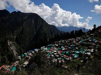 Mendaki Gunung Lewati Lembah, Potret India Genjot Vaksin