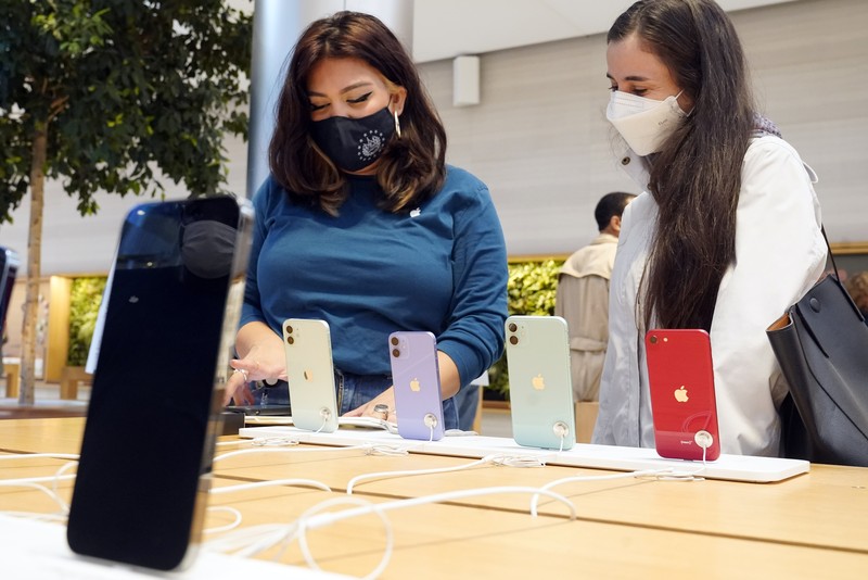 Antrian pembeli Iphone 13 di New York. (AP/Richard Drew)