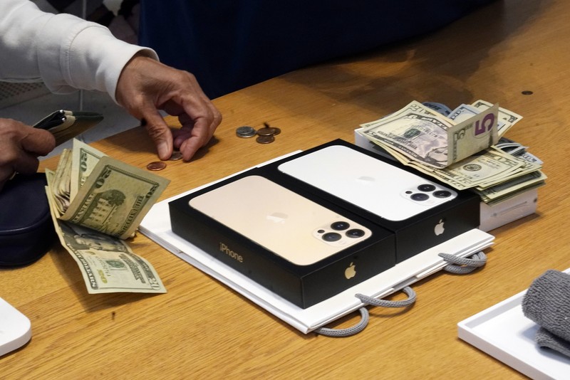 Antrian pembeli Iphone 13 di New York. (AP/Richard Drew)