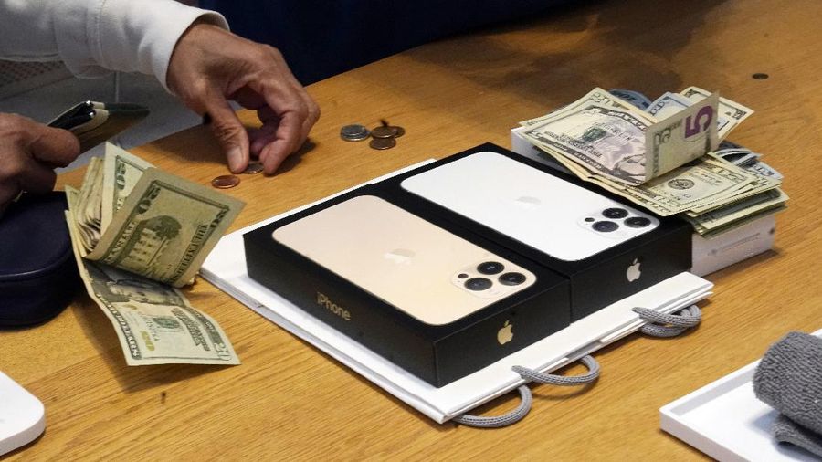 Antrian pembeli Iphone 13 di New York. (AP/Richard Drew)