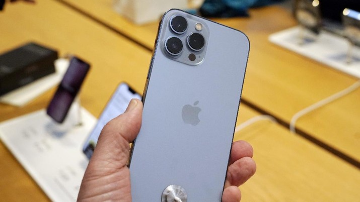 Antrian pembeli Iphone 13 di New York. (AP/Richard Drew) Antrian pembeli Iphone 13 di New York. (AP/Richard Drew)