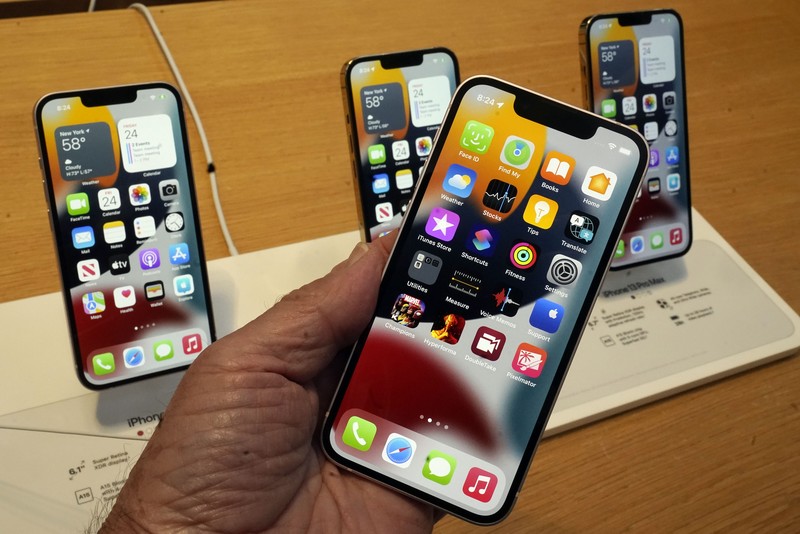 Antrian pembeli Iphone 13 di New York. (AP/Richard Drew)