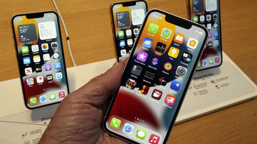 Antrian pembeli Iphone 13 di New York. (AP/Richard Drew)