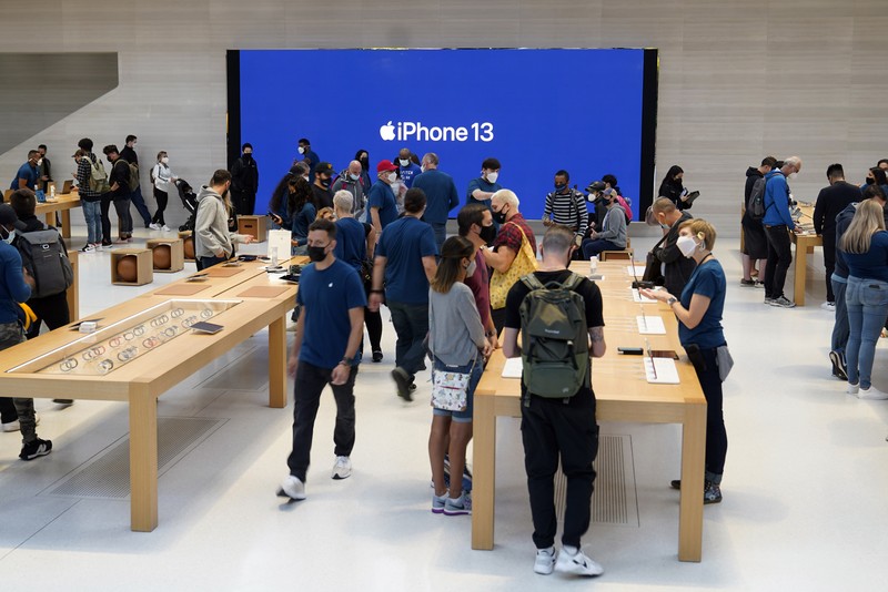 Antrian pembeli Iphone 13 di New York. (AP/Richard Drew) Antrian pembeli Iphone 13 di New York. (AP/Richard Drew)