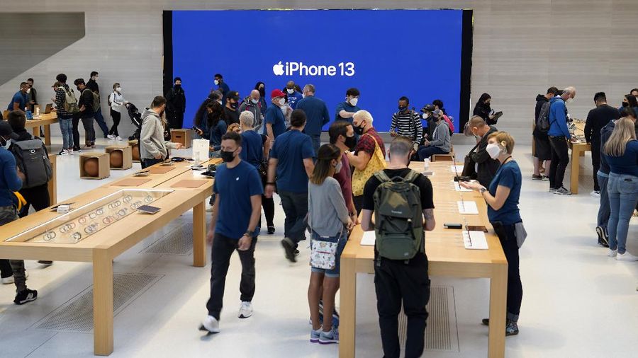 Antrian pembeli Iphone 13 di New York. (AP/Richard Drew)