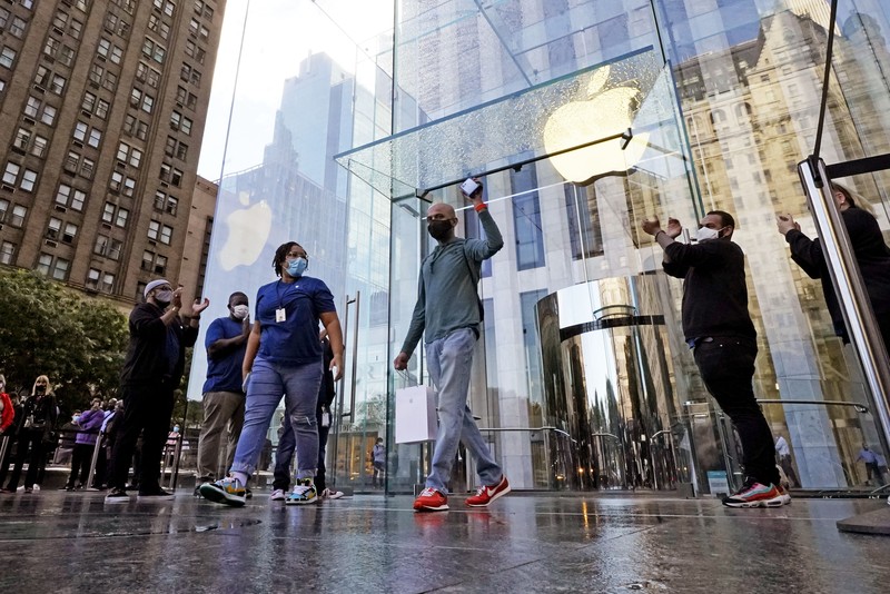 Antrian pembeli Iphone 13 di New York. (AP/Richard Drew) Antrian pembeli Iphone 13 di New York. (AP/Richard Drew)