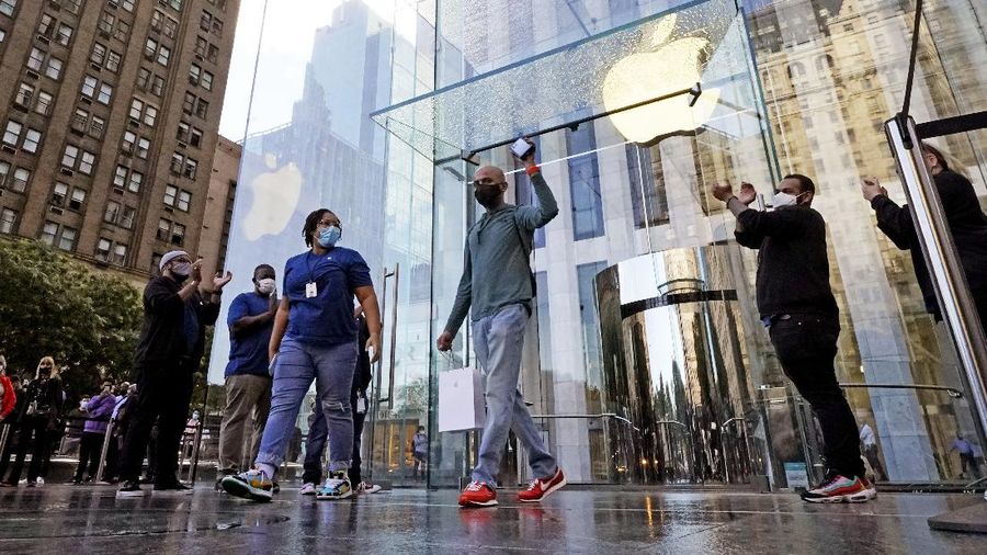 Antrian pembeli Iphone 13 di New York. (AP/Richard Drew)