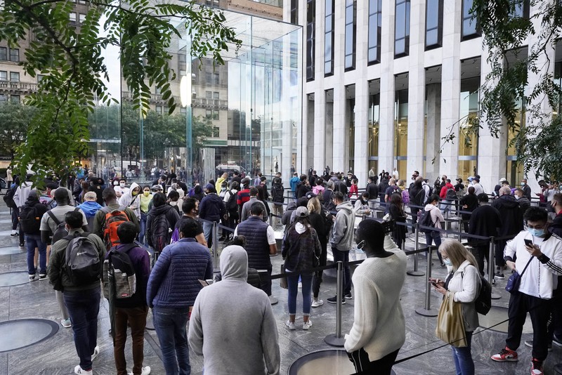 Antrian pembeli Iphone 13 di New York. (AP/Richard Drew) Antrian pembeli Iphone 13 di New York. (AP/Richard Drew)