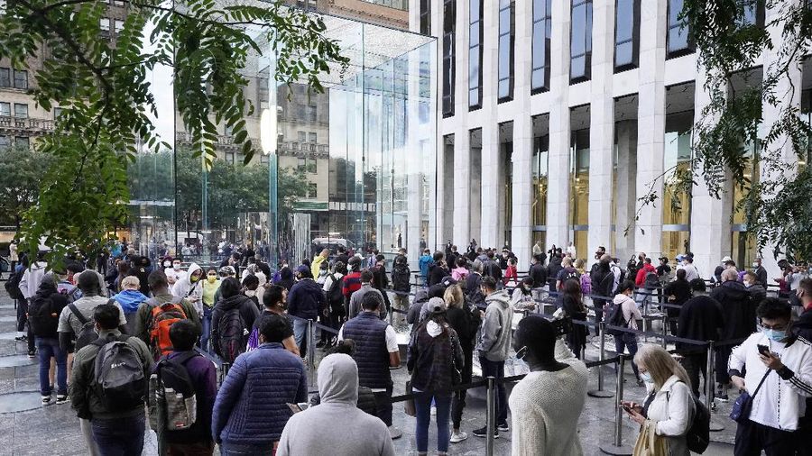 Antrian pembeli Iphone 13 di New York. (AP/Richard Drew)