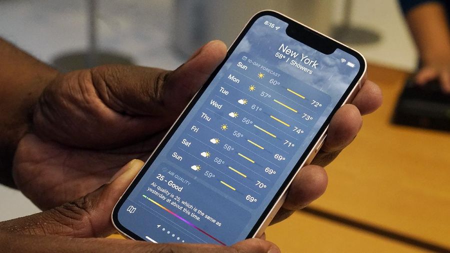 Antrian pembeli Iphone 13 di New York. (AP/Richard Drew)