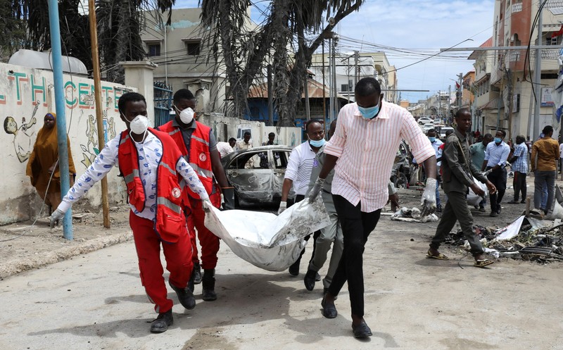Bom mobil meledak di sebuah pemeriksaan dekat istana presiden Somalia Sabtu, (25/9/2021). (REUTERS/FEISAL OMAR) Bom mobil meledak di sebuah pemeriksaan dekat istana presiden Somalia Sabtu, (25/9/2021). (REUTERS/FEISAL OMAR)