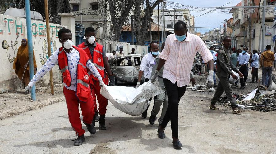 Bom mobil meledak di sebuah pemeriksaan dekat istana presiden Somalia Sabtu, (25/9/2021). (REUTERS/FEISAL OMAR)