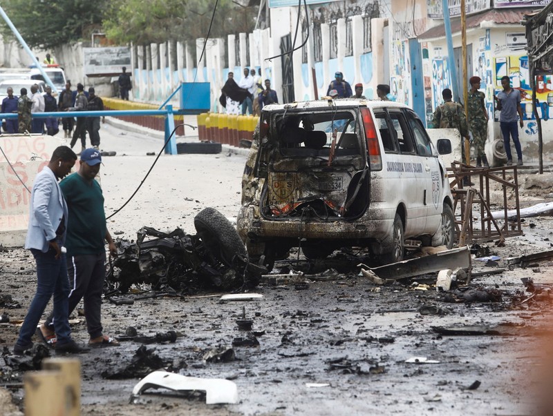Bom mobil meledak di sebuah pemeriksaan dekat istana presiden Somalia Sabtu, (25/9/2021). (REUTERS/FEISAL OMAR) Bom mobil meledak di sebuah pemeriksaan dekat istana presiden Somalia Sabtu, (25/9/2021). (REUTERS/FEISAL OMAR)