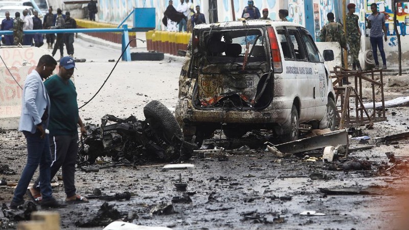 Bom mobil meledak di sebuah pemeriksaan dekat istana presiden Somalia Sabtu, (25/9/2021). (REUTERS/FEISAL OMAR)