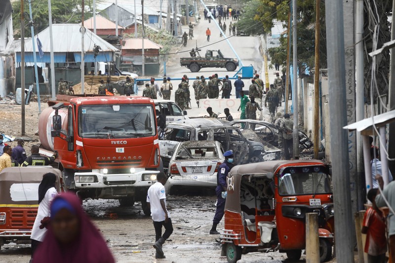 Bom mobil meledak di sebuah pemeriksaan dekat istana presiden Somalia Sabtu, (25/9/2021). (REUTERS/FEISAL OMAR) Bom mobil meledak di sebuah pemeriksaan dekat istana presiden Somalia Sabtu, (25/9/2021). (REUTERS/FEISAL OMAR)