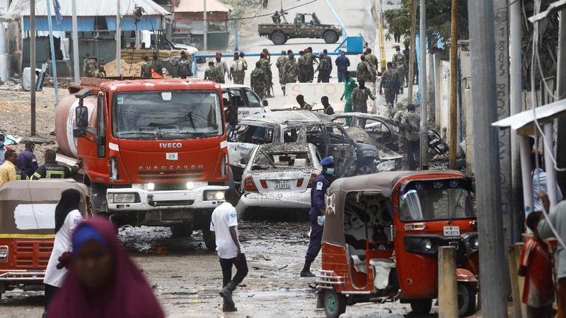 Bom mobil meledak di sebuah pemeriksaan dekat istana presiden Somalia Sabtu, (25/9/2021). (REUTERS/FEISAL OMAR)