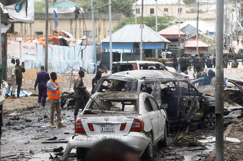 Bom mobil meledak di sebuah pemeriksaan dekat istana presiden Somalia Sabtu, (25/9/2021). (REUTERS/FEISAL OMAR) Bom mobil meledak di sebuah pemeriksaan dekat istana presiden Somalia Sabtu, (25/9/2021). (REUTERS/FEISAL OMAR)