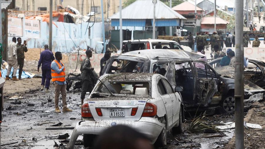Bom mobil meledak di sebuah pemeriksaan dekat istana presiden Somalia Sabtu, (25/9/2021). (REUTERS/FEISAL OMAR)