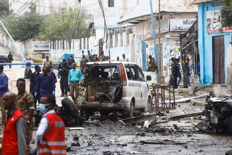 Bom mobil meledak di sebuah pemeriksaan dekat istana presiden Somalia Sabtu, (25/9/2021). (REUTERS/FEISAL OMAR) Bom mobil meledak di sebuah pemeriksaan dekat istana presiden Somalia Sabtu, (25/9/2021). (REUTERS/FEISAL OMAR)