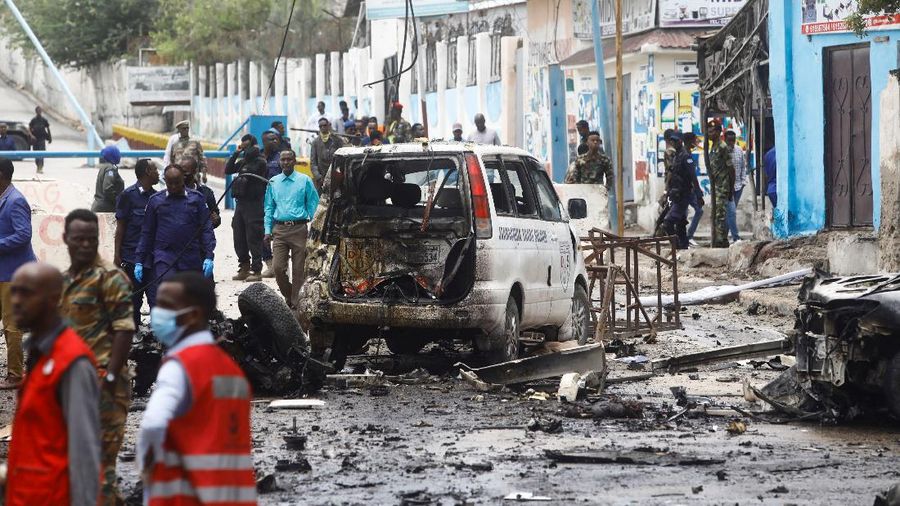 Bom mobil meledak di sebuah pemeriksaan dekat istana presiden Somalia Sabtu, (25/9/2021). (REUTERS/FEISAL OMAR)