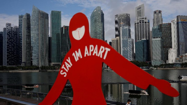 Lonjakan Covid-19 yang terjadi membuat pemerintah Singapura memutuskan untuk memperketat pembatasan sosial warganya. (REUTERS/EDGAR SU)