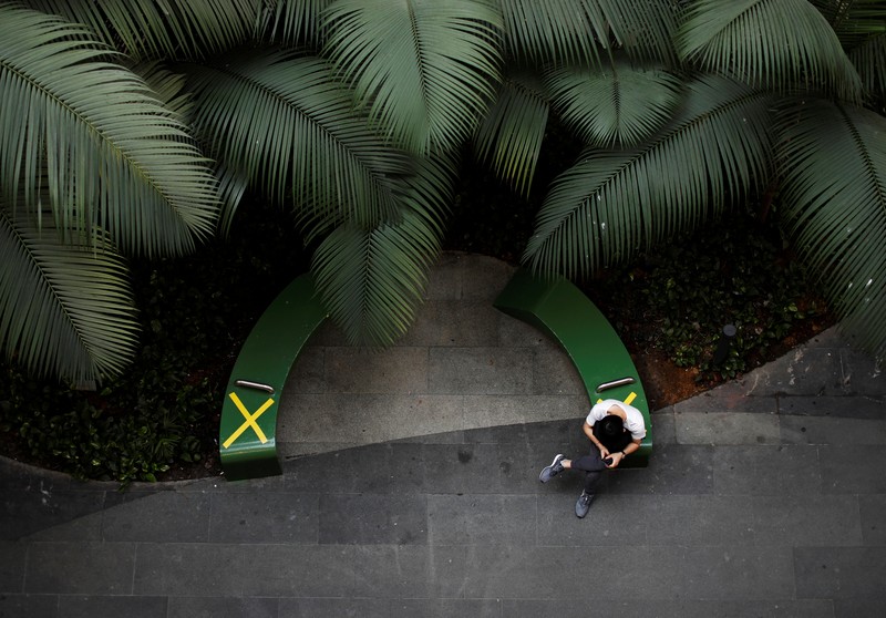 Lonjakan Covid-19 yang terjadi membuat pemerintah Singapura memutuskan untuk memperketat pembatasan sosial warganya. (REUTERS/EDGAR SU) Lonjakan Covid-19 yang terjadi membuat pemerintah Singapura memutuskan untuk memperketat pembatasan sosial warganya. (REUTERS/EDGAR SU)