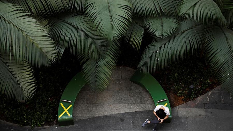 Lonjakan Covid-19 yang terjadi membuat pemerintah Singapura memutuskan untuk memperketat pembatasan sosial warganya. (REUTERS/EDGAR SU)