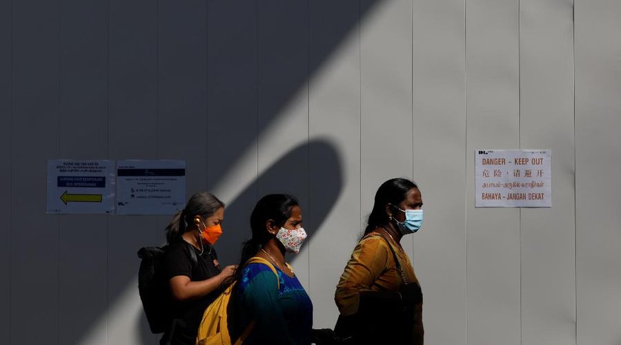 Lonjakan Covid-19 yang terjadi membuat pemerintah Singapura memutuskan untuk memperketat pembatasan sosial warganya. (REUTERS/EDGAR SU)