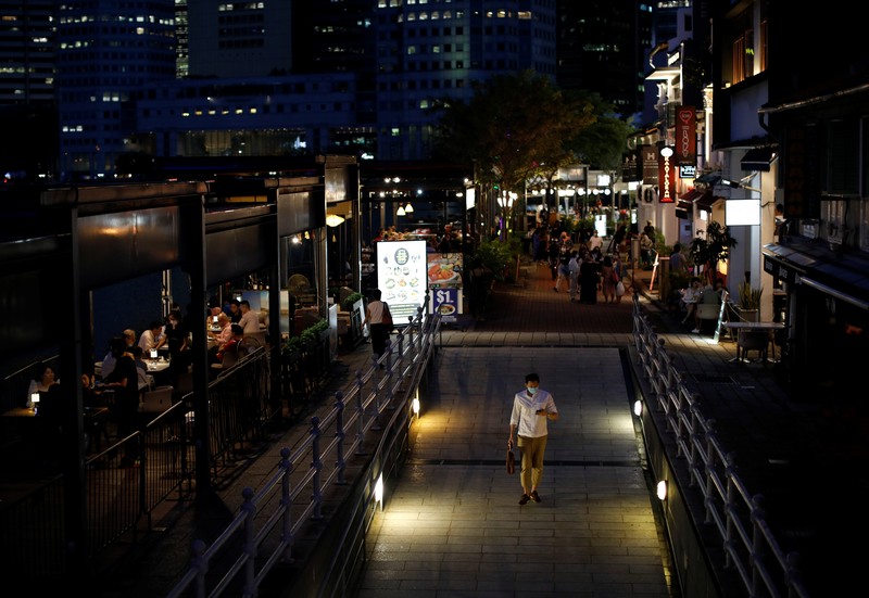 Lonjakan Covid-19 yang terjadi membuat pemerintah Singapura memutuskan untuk memperketat pembatasan sosial warganya. (REUTERS/EDGAR SU) Lonjakan Covid-19 yang terjadi membuat pemerintah Singapura memutuskan untuk memperketat pembatasan sosial warganya. (REUTERS/EDGAR SU)