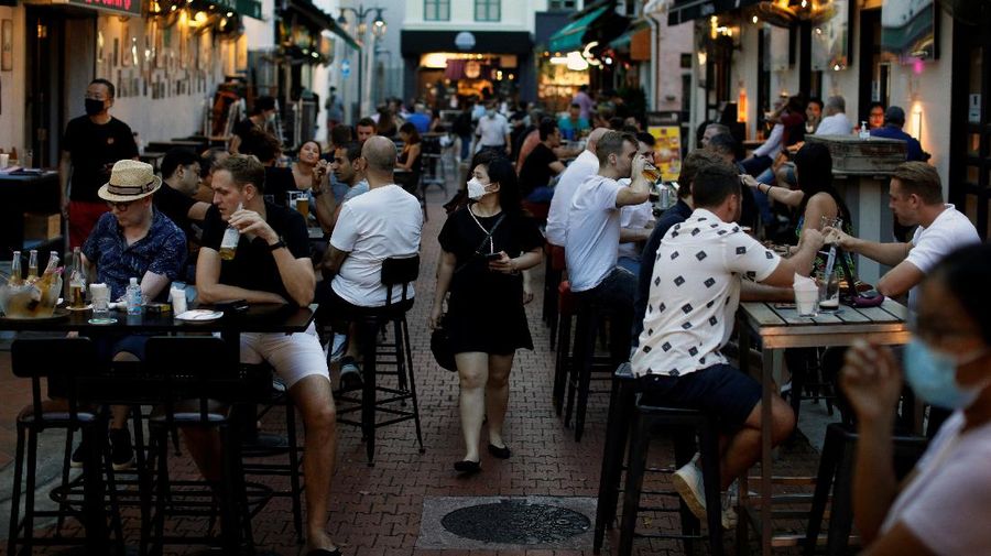 Lonjakan Covid-19 yang terjadi membuat pemerintah Singapura memutuskan untuk memperketat pembatasan sosial warganya. (REUTERS/EDGAR SU)