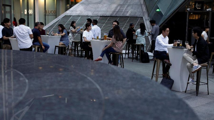 Lonjakan Covid-19 yang terjadi membuat pemerintah Singapura memutuskan untuk memperketat pembatasan sosial warganya. (REUTERS/EDGAR SU)