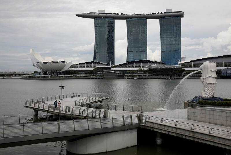Lonjakan Covid-19 yang terjadi membuat pemerintah Singapura memutuskan untuk memperketat pembatasan sosial warganya. (REUTERS/EDGAR SU) Lonjakan Covid-19 yang terjadi membuat pemerintah Singapura memutuskan untuk memperketat pembatasan sosial warganya. (REUTERS/EDGAR SU)