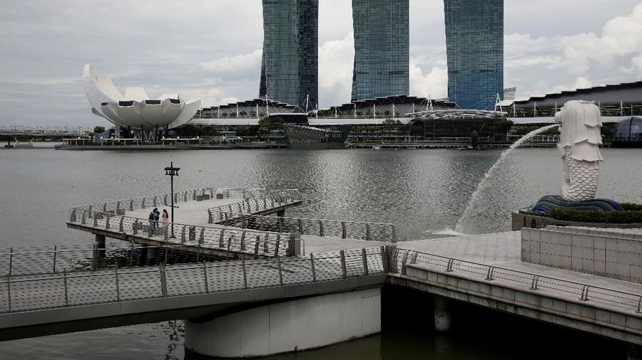 Lonjakan Covid-19 yang terjadi membuat pemerintah Singapura memutuskan untuk memperketat pembatasan sosial warganya. (REUTERS/EDGAR SU)