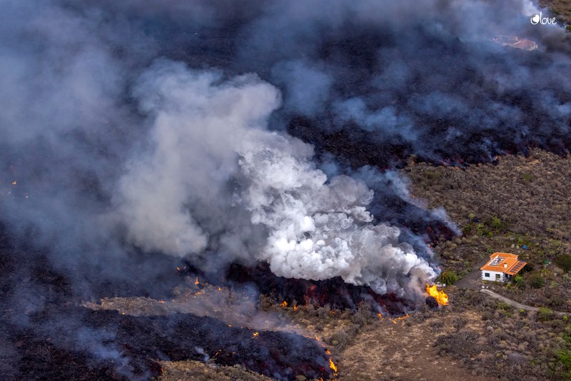 Meningkatnya aktivitas gunung berapi Cumbre Vieja. (Satellite Image ©2021 Maxar Technologies via AP)