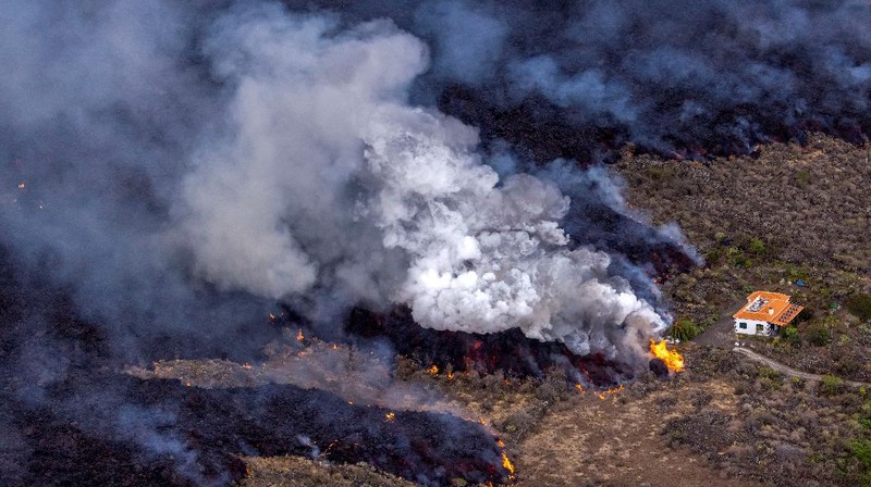 Meningkatnya aktivitas gunung berapi Cumbre Vieja. (Satellite Image ©2021 Maxar Technologies via AP)