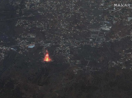 Seram Potret Lava Gunung Berapi Spanyol Sampai Lautan<script async src=