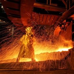 Pasokan dari RI Lagi Sulit, Harga Nikel Makin Mengkilap