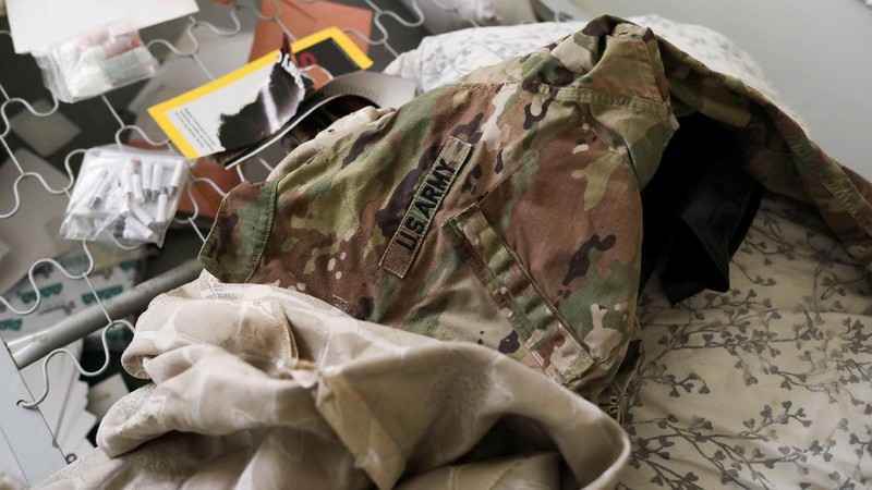 Seorang tentara Taliban berdiri di sel penjara di Pangkalan Udara Bagram di Parwan, Afghanistan, (23/9/2021). (WANA (West Asia News Agency) via REUTERS)