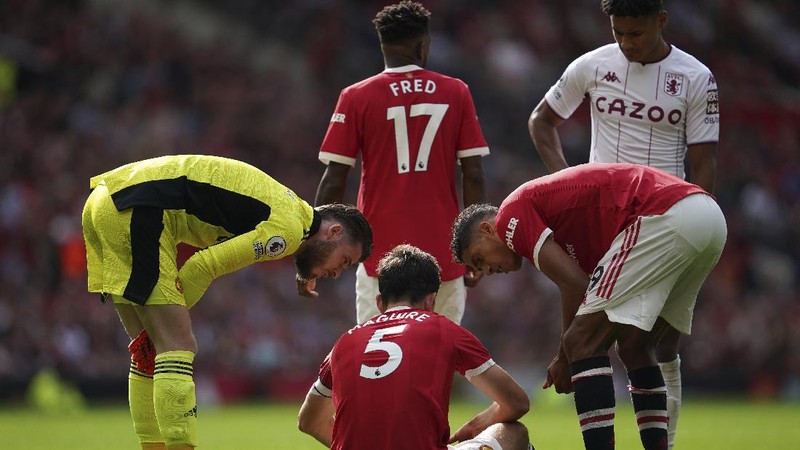 Manchester United's Cristiano Ronaldo, center, in action during the English Premier League soccer match between Manchester United and Aston Villa at the Old Trafford stadium in Manchester, England, Saturday, Sept 25, 2021. (AP Photo/Jon Super)